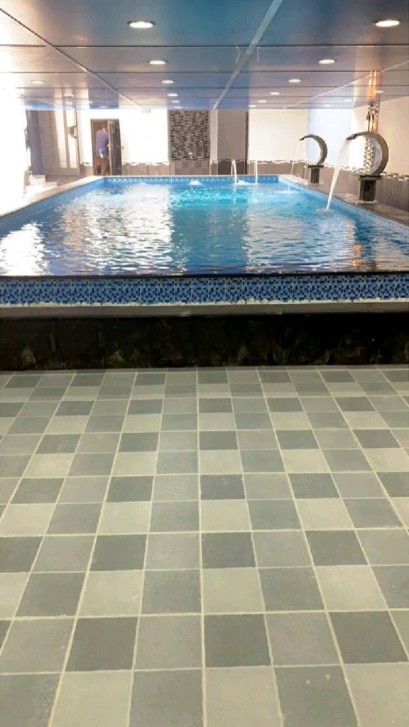 مظلات مسابح